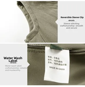 Detailansicht der Armlochnähte und des Waschetiketts aus 100% Polyester der militärgrünen Fleeceweste