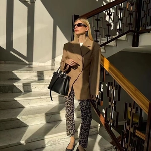 Blazer oversize kaki pour femme avec revers asymétrique et pantalon à imprimé animal