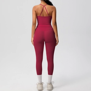 Détail de l'ensemble de yoga rouge foncé avec haut à dos croisé et legging gainant