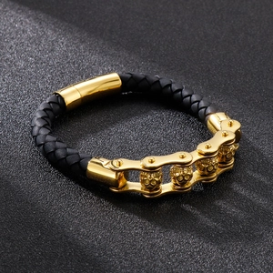 Détail du bracelet en cuir pour homme avec crâne doré et élément de chaîne moto