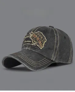 Détail d'une casquette en coton délavé avec écusson vintage et triples coutures jaunes