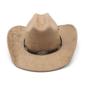 Détail d'un chapeau de cowboy en daim avec bandeau tressé et ornements en métal