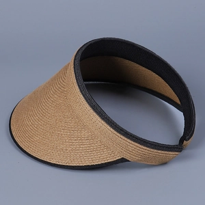 Dettaglio visiera parasole in paglia intrecciata con bordo in nastro nero e fascia elastica