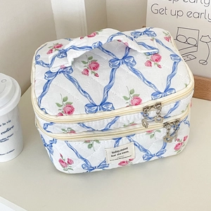 Trousse à maquillage matelassée à double couche avec motifs floraux et poignée supérieure