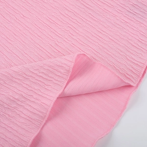 Gros plan sur la texture du tissu rose gaufré montrant les détails de tricot et élasticité