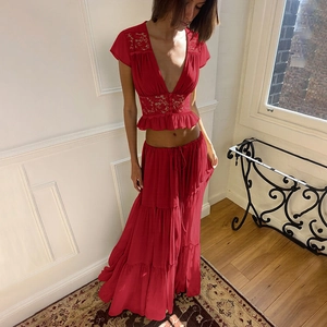 Détail de l'ensemble haut court en dentelle rouge et jupe longue à volants