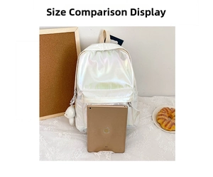 Detailansicht eines perlglanz wasserdichten Rucksacks mit iPad für Größenvergleich