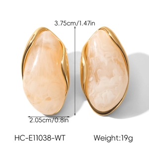 Detail view of retro 18k gold resin earrings with precise size and weight measurements