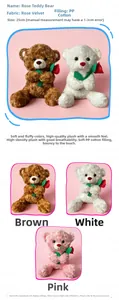 Détail d'ours en peluche velours rose avec fleur rouge en marron, blanc et rose