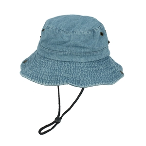 Detail eines blauen Denim-Cowboyhuts mit verstellbarem Kinnriemen und Metallösen