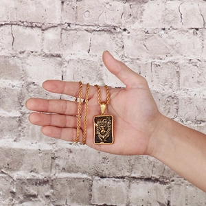 Pendentif tête de lion rétro doré avec chaîne torsadée pour homme sur la main