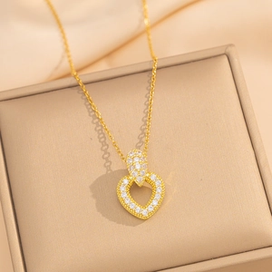 Detaillierte Nahaufnahme einer goldene Herz-Halskette mit Zirkonia auf einer Schmuckschachtel