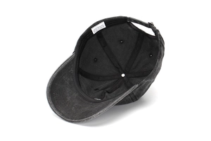 Vista interna del cappello da baseball in cotone lavato con cuciture e etichetta in cotone