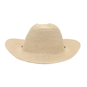 Gros plan sur la texture en paille tressée et le bord courbé du chapeau de cowboy
