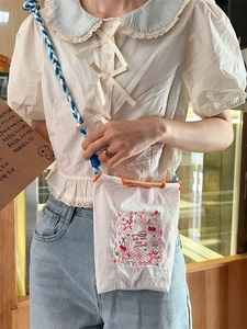 Mini sac blanc en tissu oxford avec broderie cerise et bandoulière tressée colorée