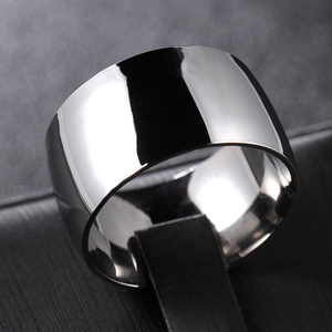 Makroaufnahme eines 12mm silbernen polierten Edelstahlrings auf einem schwarzen Ständer