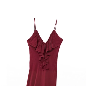 Abito elegante in chiffon rosso vino con scollo a V, spalline sottili e balze a pieghe