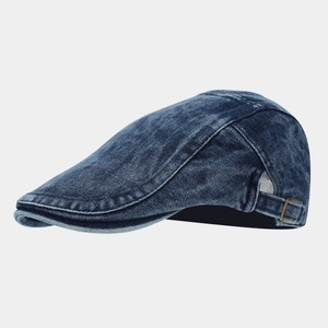 Vue détaillée de la casquette Ivy en denim bleu délavé avec boucle réglable en bronze