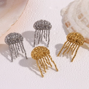 Vue détaillée des boucles d'oreilles méduse en or 18 carats et argent martelé