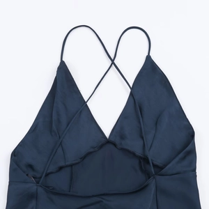 Détail d'une robe en satin bleu foncé avec bretelles croisées élégantes au dos