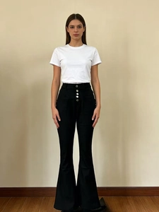 Détail du jean évasé noir à taille haute avec une braguette à cinq boutons en métal argenté