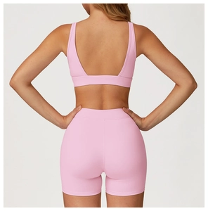 Vue détaillée du dos de la brassière de yoga rose et du short avec coutures sans couture