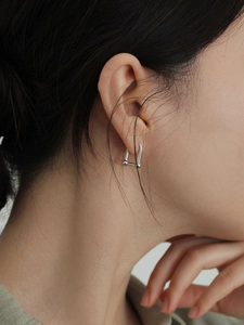 Boucles d'oreilles fer à cheval en argent sterling 925 avec design moderne à barre à boules