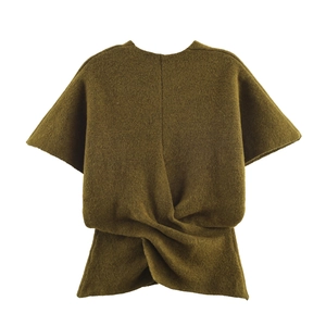 Poncho en maille vert olive avec col en V et détail torsadé élégant à l'avant