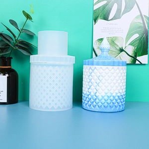 Dettaglio macro dello stampo in silicone e del vaso per candela con motivo diamante