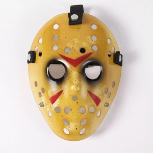 Détail du masque d'horreur jaune de Jason Voorhees avec marques rouges et trous