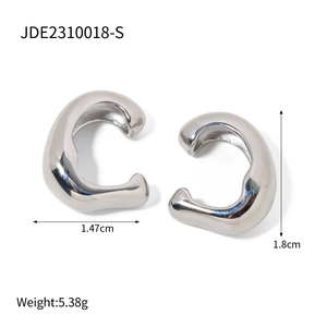 Ear cuff argento a forma di C irregolare con dimensioni 1,8cm x 1,47cm e peso di 5,38g