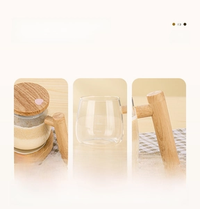 Detail view of 400ml borosilicate glass mug with volume scales and wood grain handle