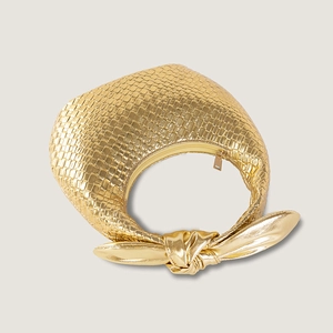 Detail der goldenen gewebten PU-Hobo-Tasche mit Knotengriff und Metallic-Textur