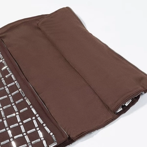Completo marrone con top e gonna con strass scintillanti e dettaglio zip visibile