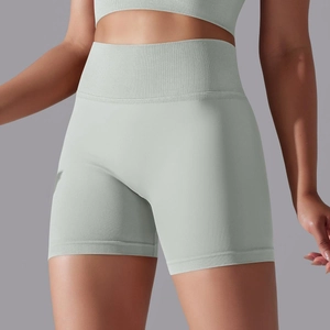 Détail du short de yoga vert sauge sans couture avec taille haute élastique et nervurée