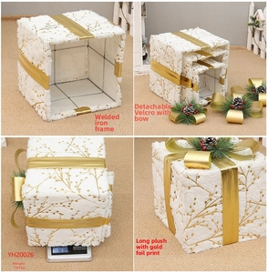 Detail of plush Christmas gift boxes with iron frame and detachable pinecone bows