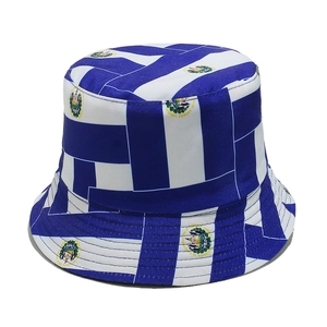 Détail du chapeau bob à rayures bleues et blanches avec l'emblème d'El Salvador
