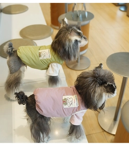 Détail de gilets rembourrés pour chiens verts et roses avec écussons Naughty Puppy