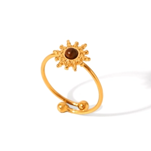 Dettaglio dell'anello solare vintage dorato con una pietra occhio di tigre marrone centrale
