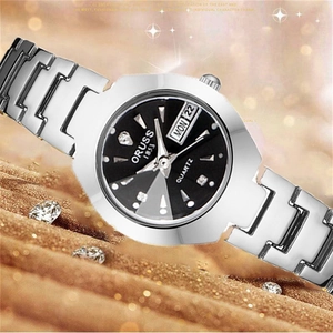 Détail d'une montre à quartz noire avec affichage de date et bracelet en acier argenté