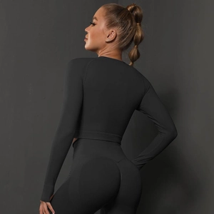 Vista posteriore del set fitness nero senza cuciture crop top manica lunga e leggings a vita alta