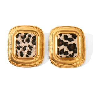 Boucles d'oreilles géométriques léopard avec cadre doré en acier inoxydable sur fond blanc