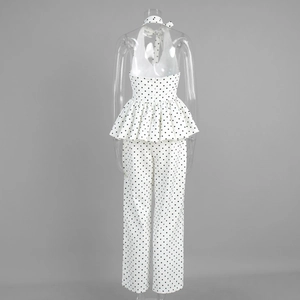 Détail du dos du haut dos nu à pois blancs et du pantalon large assorti pour femme