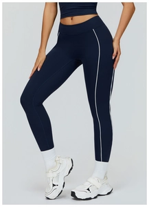 Vista dettagliata dei pantaloni da yoga blu navy a vita alta con strisce laterali bianche