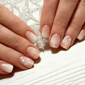 Christmas Press On Nails Short Square White Gradient Ombre Snowflake Fake Nails For Women Holiday Fashion Artificial Nails