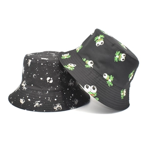 Black bucket hats with stars and cartoon frog prints for outdoor sun protection