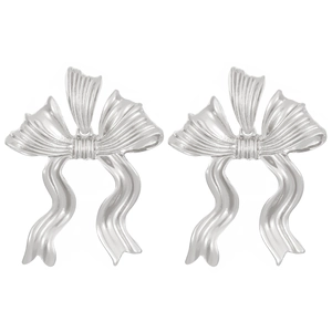 Gedetailleerde close-up van zilveren strik oorbellen met elegante metalen textuur