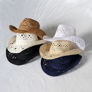 Dettaglio dell'intricata trama traforata dei cappelli da cowboy in paglia in cinque colori