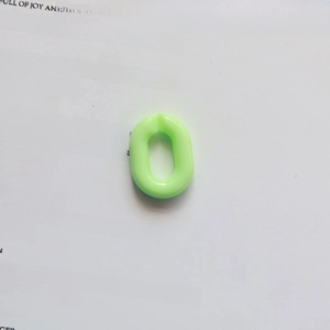 Vue macro d'un maillon de chaîne en acrylique vert en forme de U pour bijoux DIY
