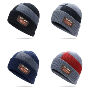 Détail de quatre bonnets en tricot côtelé avec des écussons en cuir sport 1993